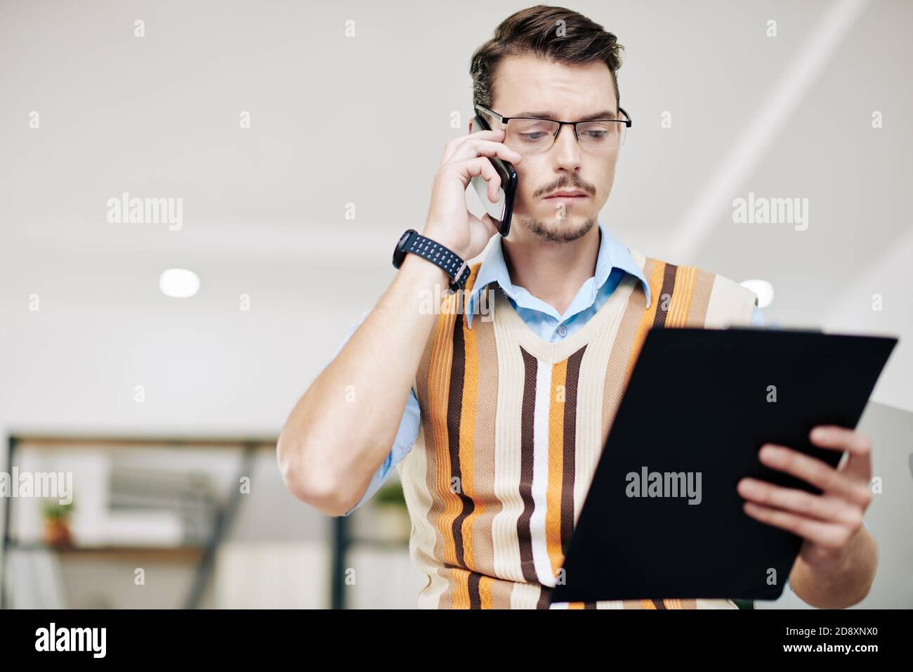 Uomo risolvere i problemi per telefono Foto Stock