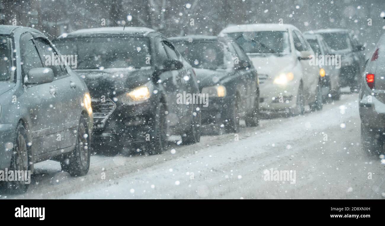 Ingorghi di traffico su una strada della città in inverno Foto Stock