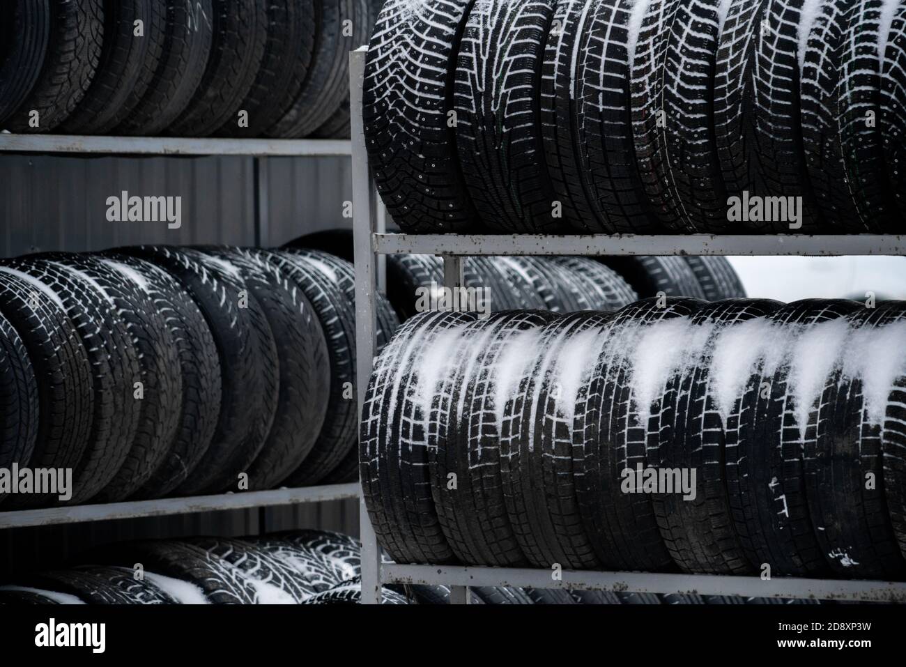 Pneumatici e ruote negozio sulla strada. Sostituzione stagionale degli pneumatici. Foto Stock