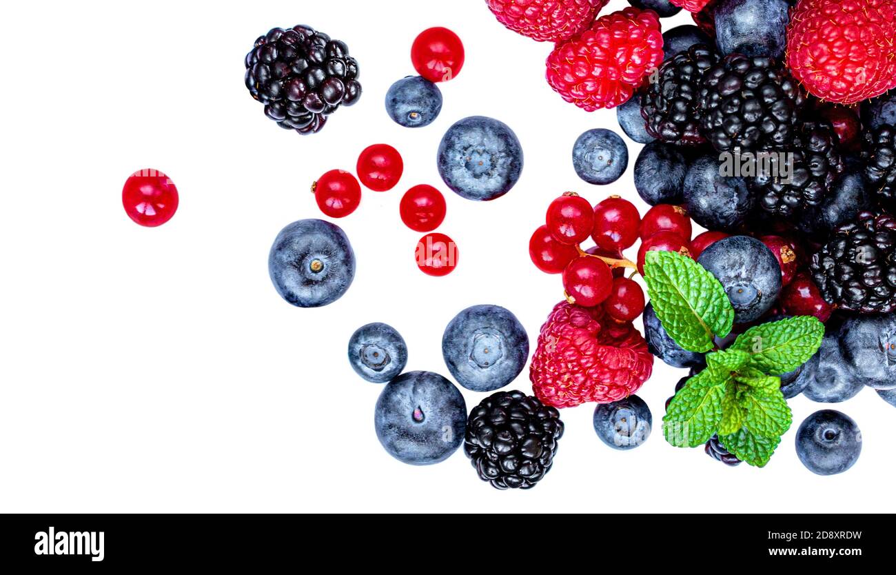 Bacche dolci mescolate isolate su sfondo bianco, vista dall'alto. Cornice bacca. Disposizione piatta. Foto Stock