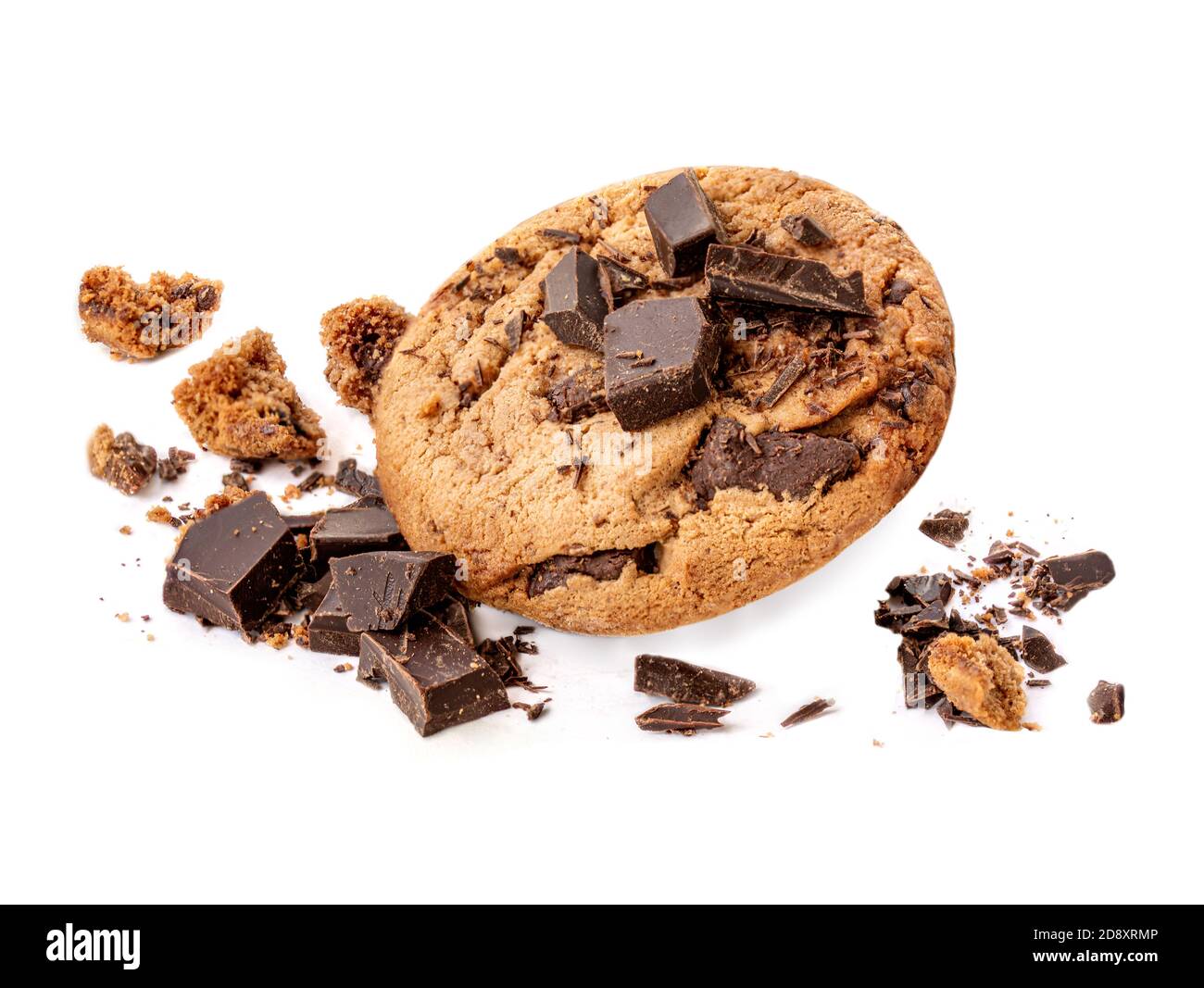 Biscotti spezzati con scaglie di cioccolato isolati su sfondo bianco. Biscotti pezzi con briciole. Foto Stock
