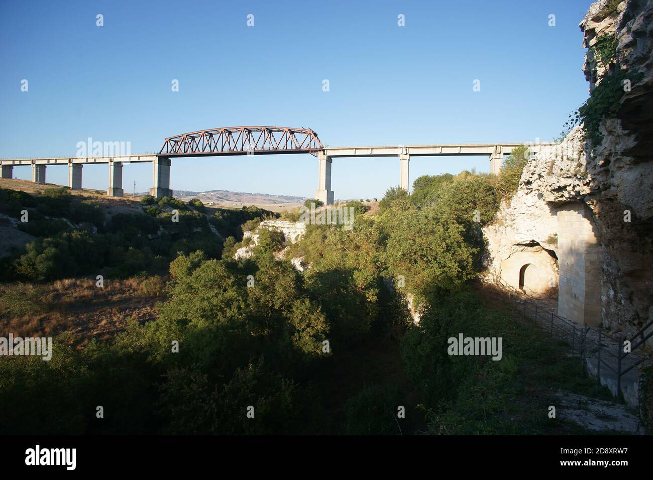 Ponte ferroviario vicino Matera, Basilicata, Italia Foto Stock