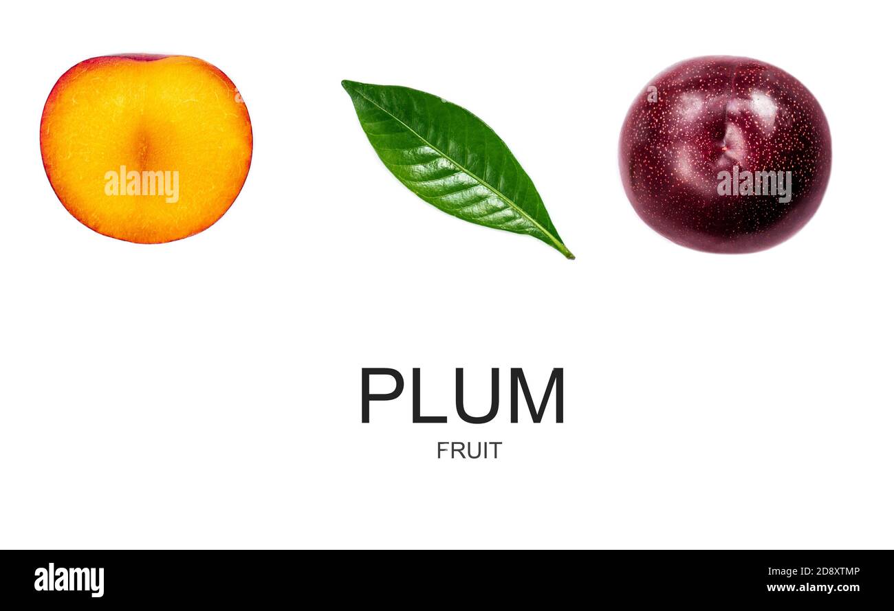 Prugne frutti con foglie isolate su sfondo bianco, primo piano. Sfondo astratto tropicale. Foto Stock