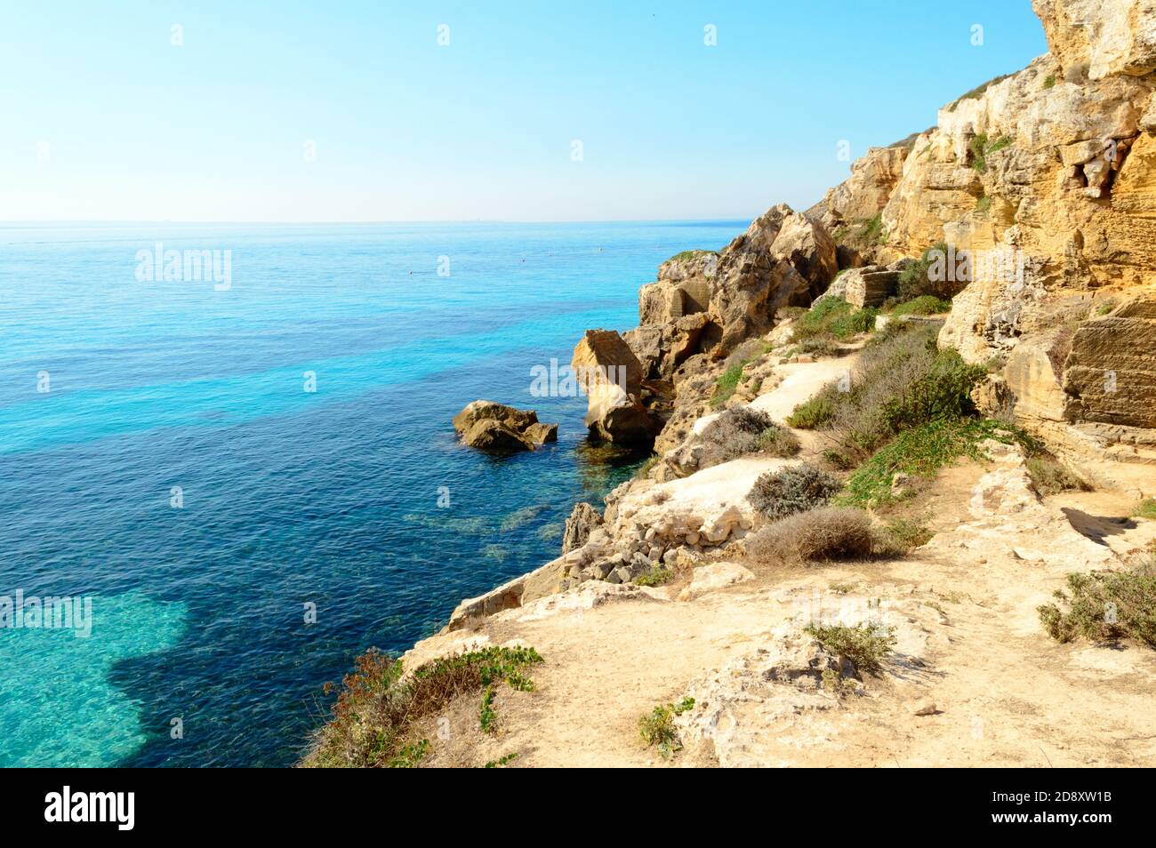 Favignana, Isole Egadi, Sicilia, Italia, agosto 2020. Caratteristico paesaggio roccioso in tufo della costa marina di Favignana, una delle isole Egadi Foto Stock