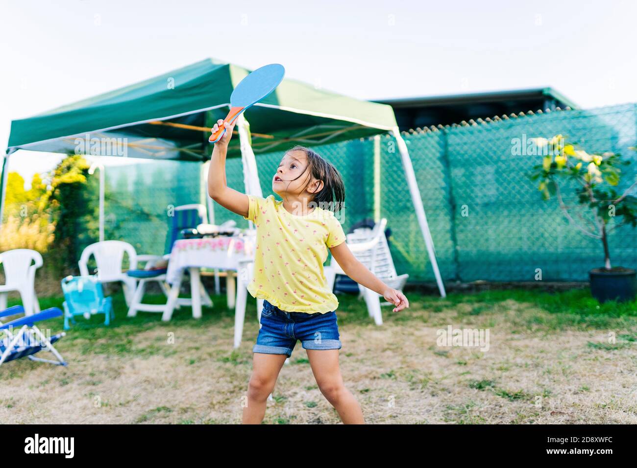 Una ragazza si diverte in un giardino Foto Stock