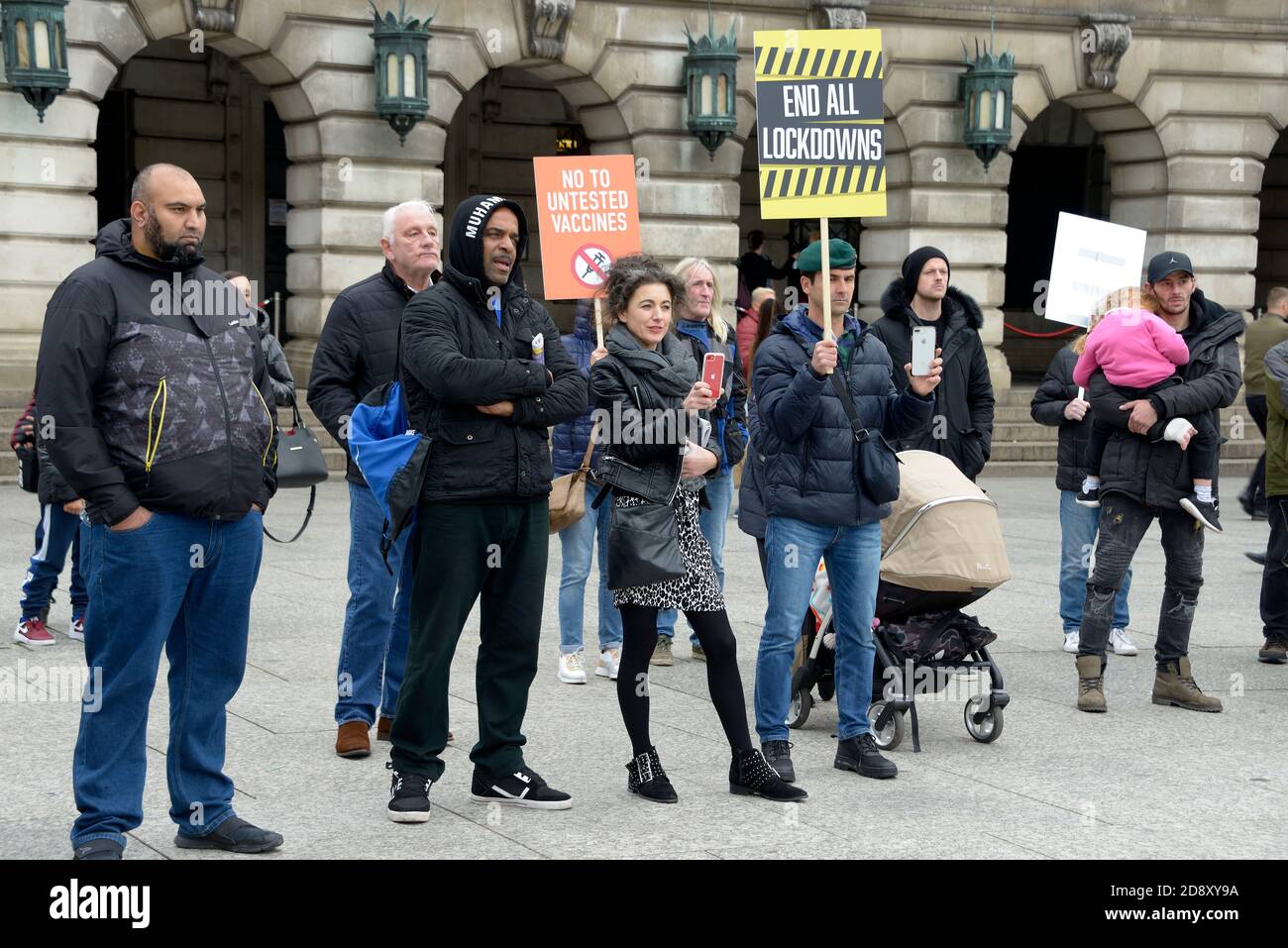 La gente alla riunione di teoria di cospirazione con i cartelli Foto Stock