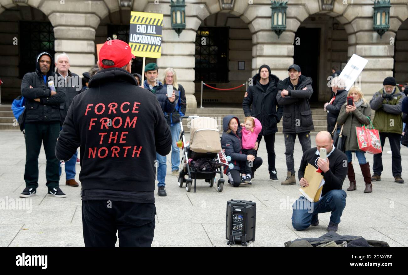 La gente alla riunione di teoria di cospirazione con i cartelli Foto Stock