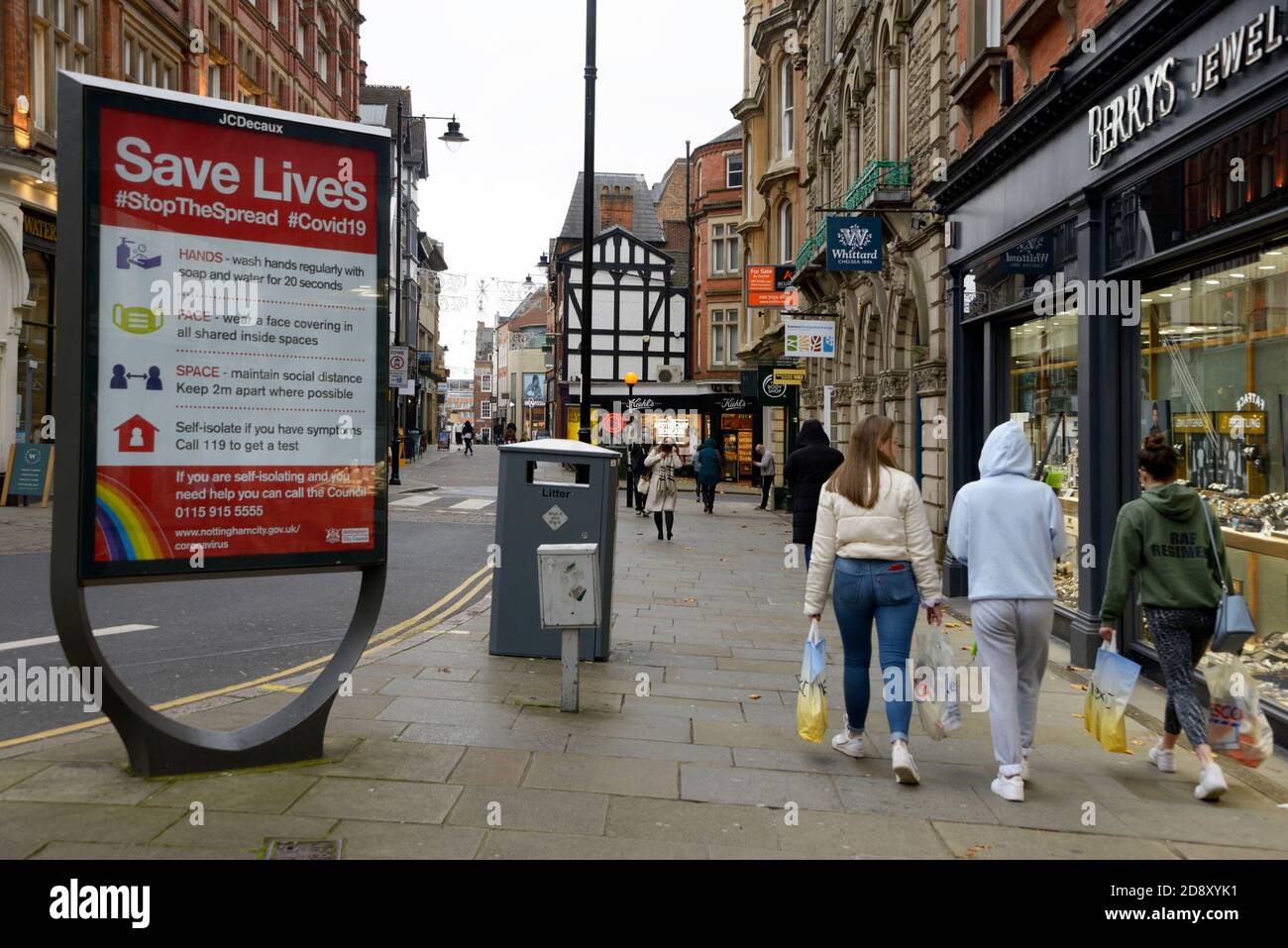 Cartelli segnaletici COVID, informazioni per le strade di Nottingham Foto Stock