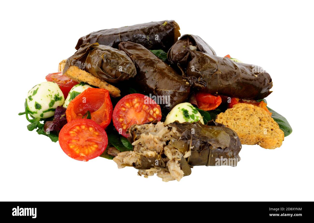 Foglie di vite farcite riempite di riso ed erbe con pomodori e palline di formaggio isolato su sfondo bianco Foto Stock