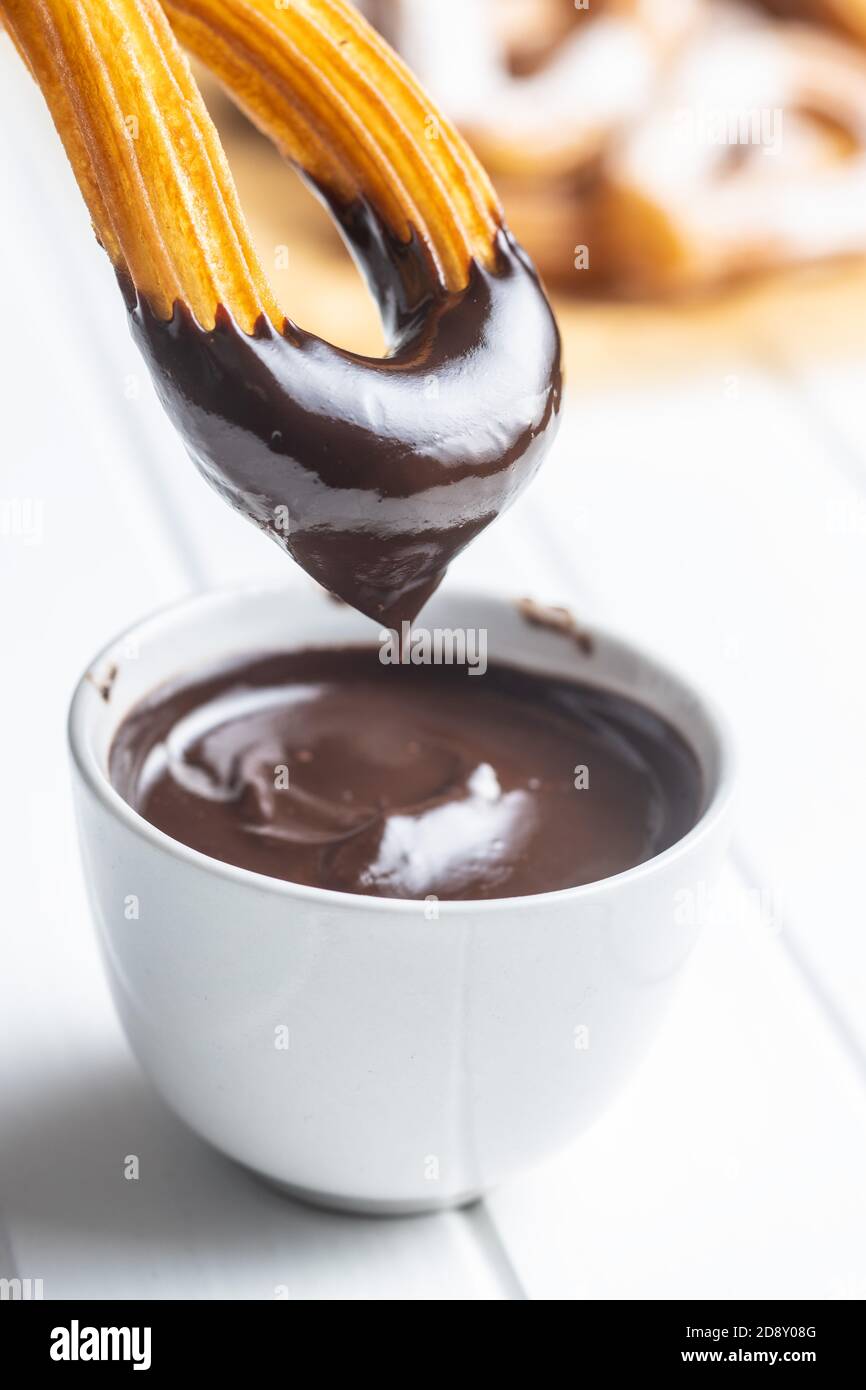 Gustosi churros fritti con salsa al cioccolato. Foto Stock