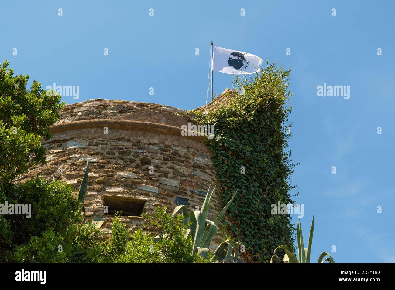 Vecchia torre con la sua bandiera in Corsica Foto Stock