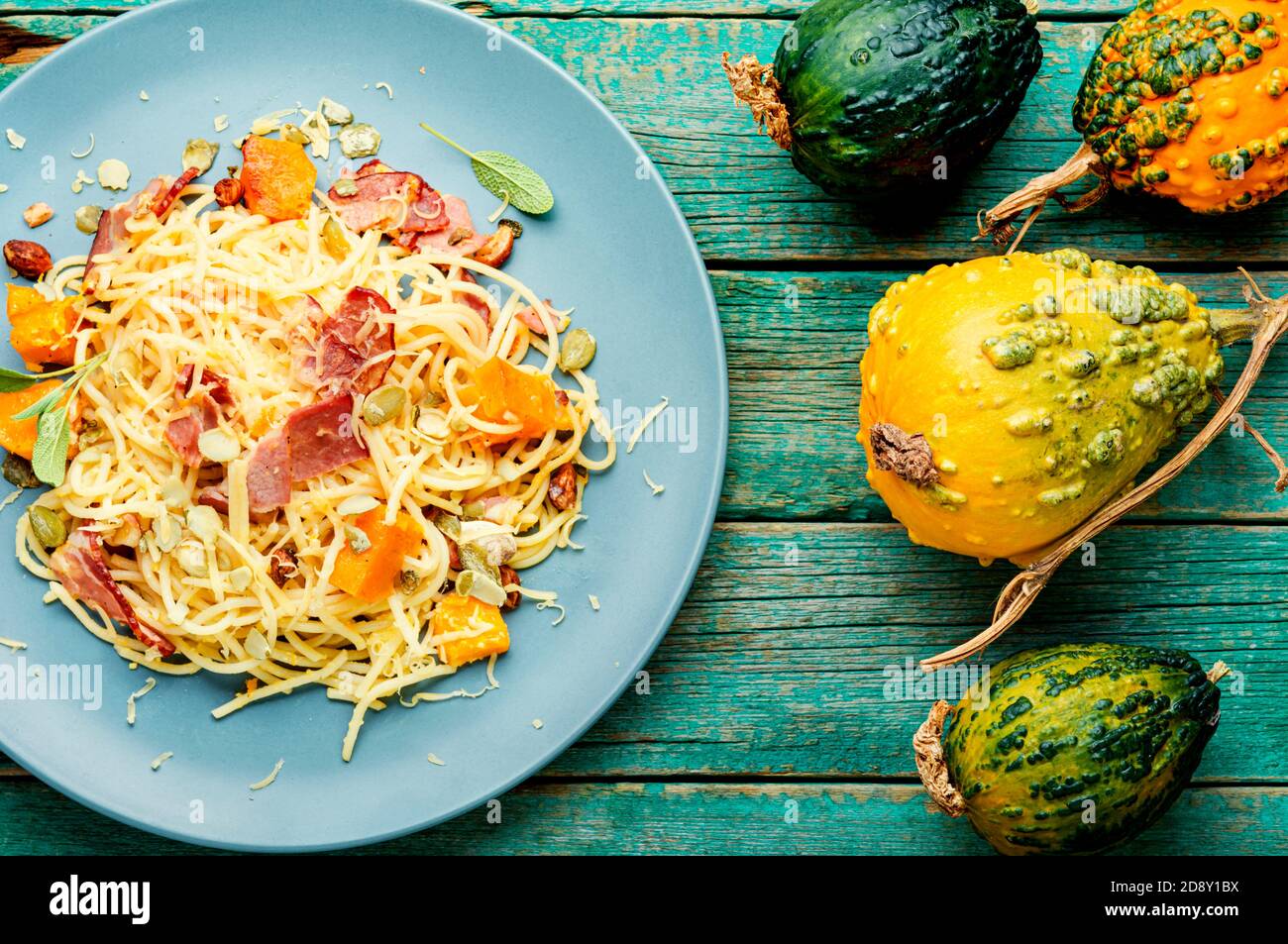 Menu autunnale, pasta con zucca e pancetta. Pasta carbonara. Pasta con zucca al forno Foto Stock