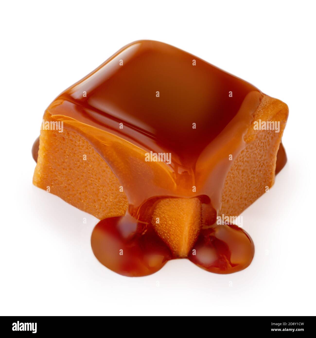 Caramelle morbide fuse isolate su sfondo bianco. Golden Butterscotch toffee caramella macro Foto Stock