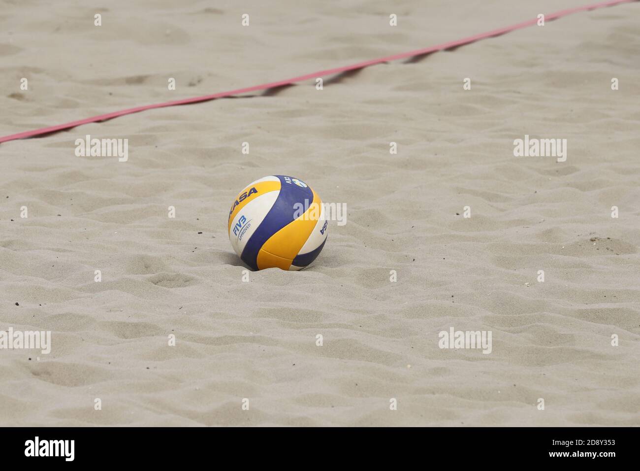 IZMIR, TURCHIA - 26 SETTEMBRE 2020: Mikasa VLS300 è il pallone ufficiale  dei Campionati europei di Beach volley U22 a Selcuk Pamucak Beach Foto  stock - Alamy