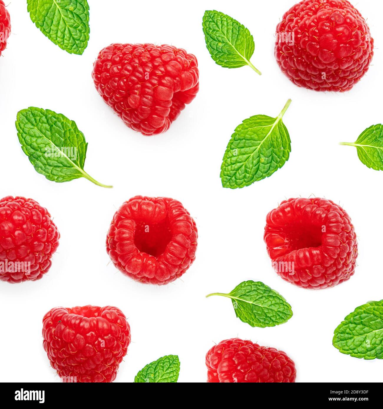 Modello estivo fatto di lamponi e argini di menta isolati su sfondo bianco. Lamponi misti volanti, piatto. Vista dall'alto Foto Stock