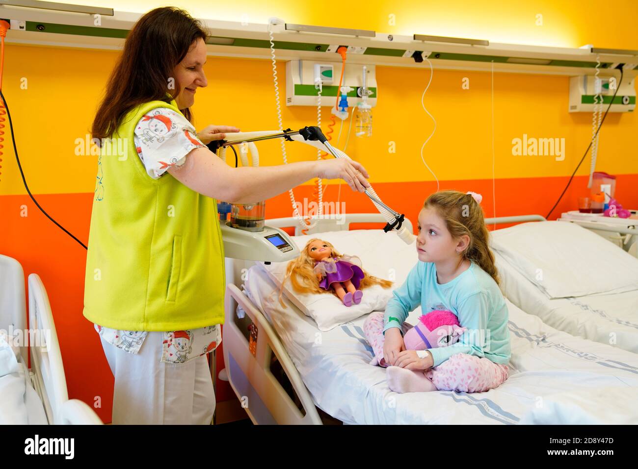 Behandlung eines pädiatrischen Patienten in einer Kinderstation in einem Krankenhaus Inalazione di durate Foto Stock