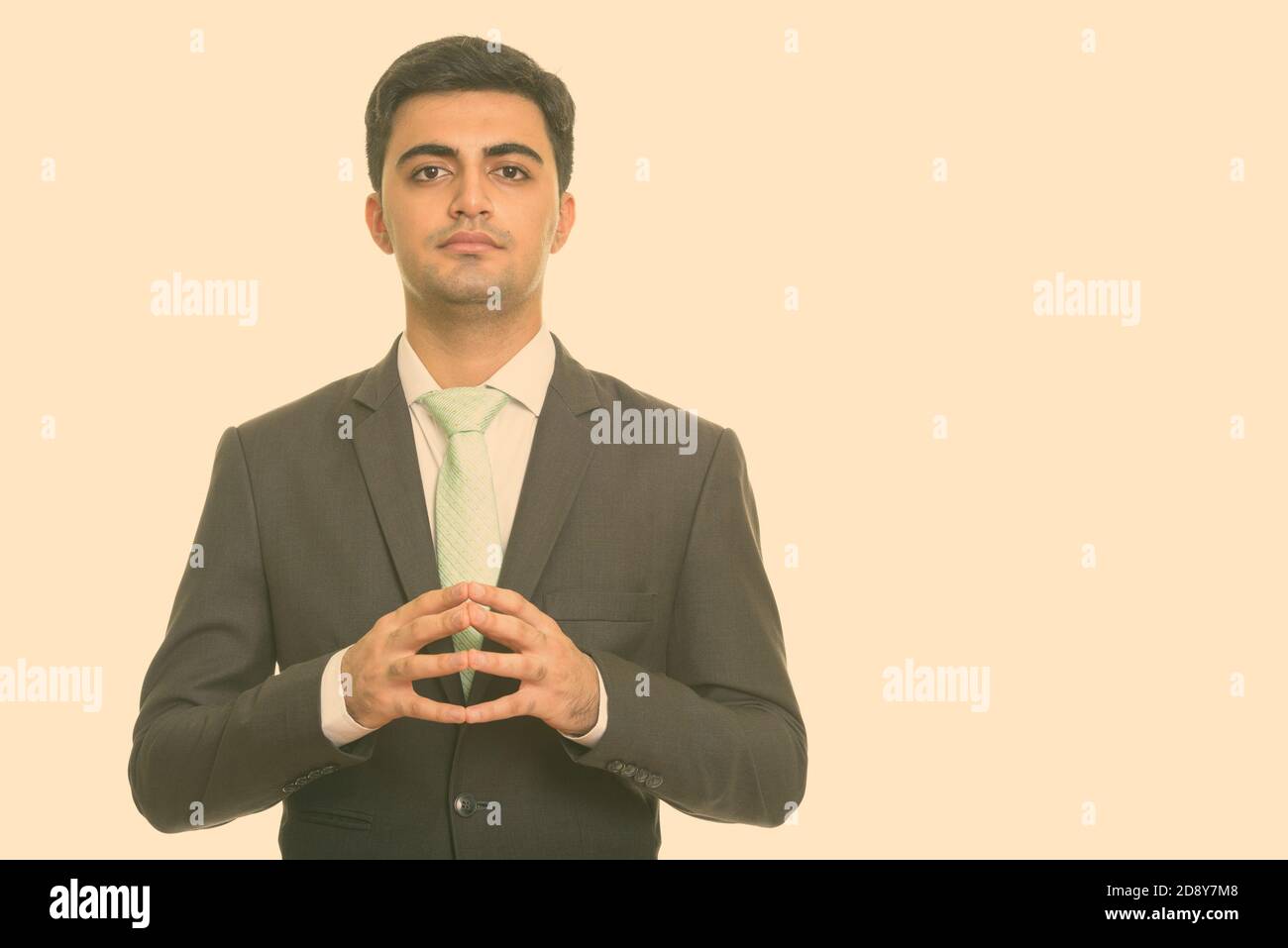 Bel giovane imprenditore persiano intrecciare le dita insieme Foto Stock