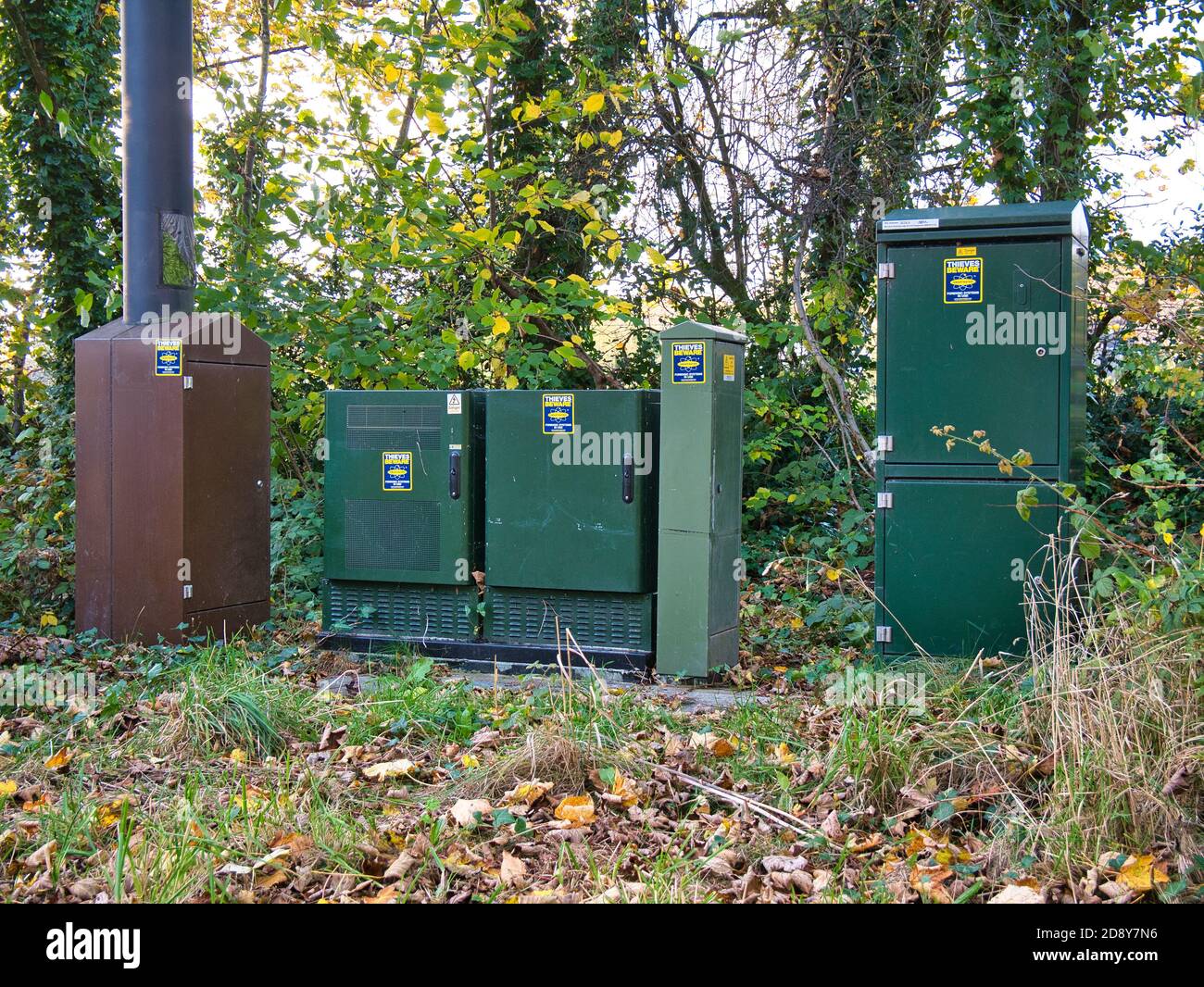 Armadietti ecologici per l'infrastruttura di rete di telefonia mobile sul lato della strada in un luogo rurale. Foto Stock