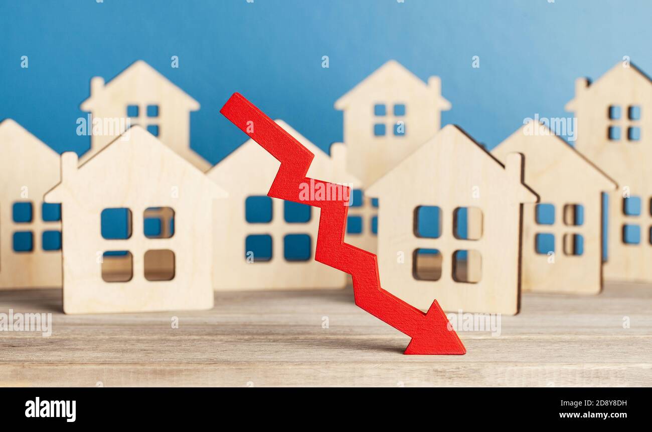 Cascate del mercato immobiliare. Freccia rossa sullo sfondo delle case. Foto Stock
