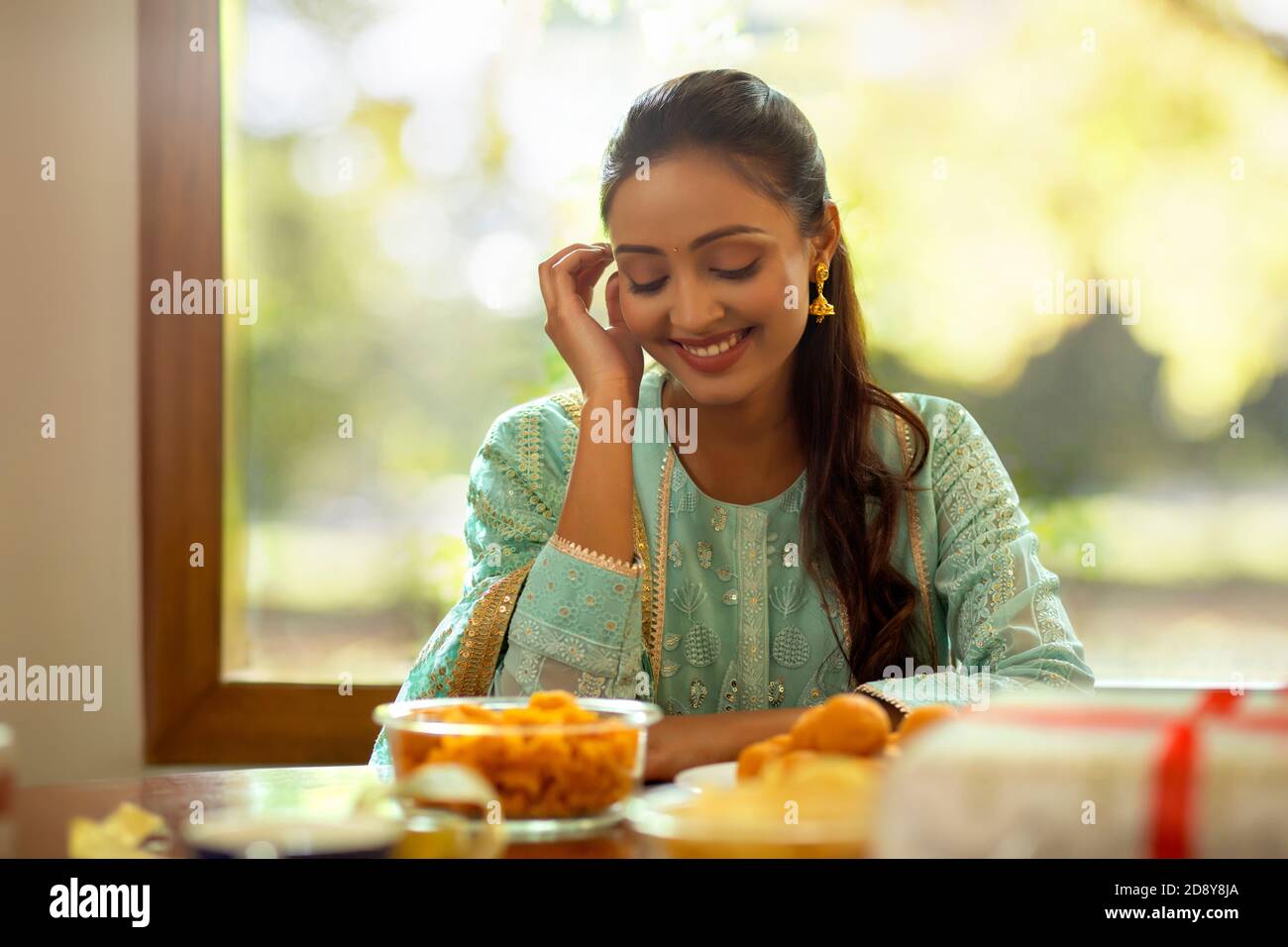 Una bella donna sorridente durante le celebrazioni di Diwali Foto Stock