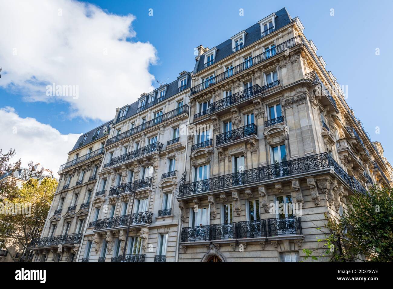 Parigi, Francia - 26 Ottobre 2020 : edificio architettonico Haussmann a Parigi, Francia Foto Stock