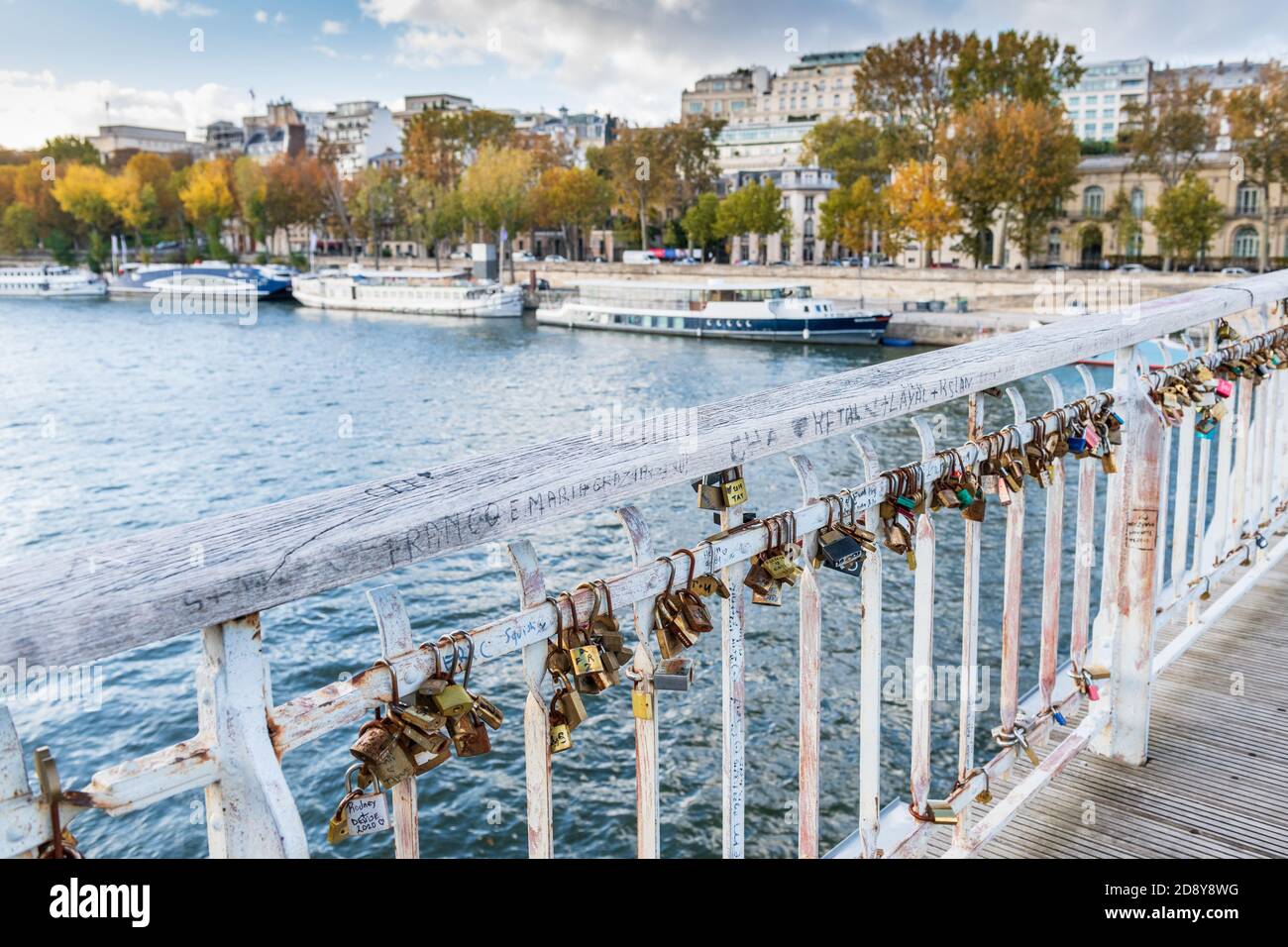 Parigi, Francia - 26 ottobre 2020 : lucchetti su una recinzione. A Parigi, gli amanti attaccano lucchetti con i loro nomi a molti ponti. Foto Stock