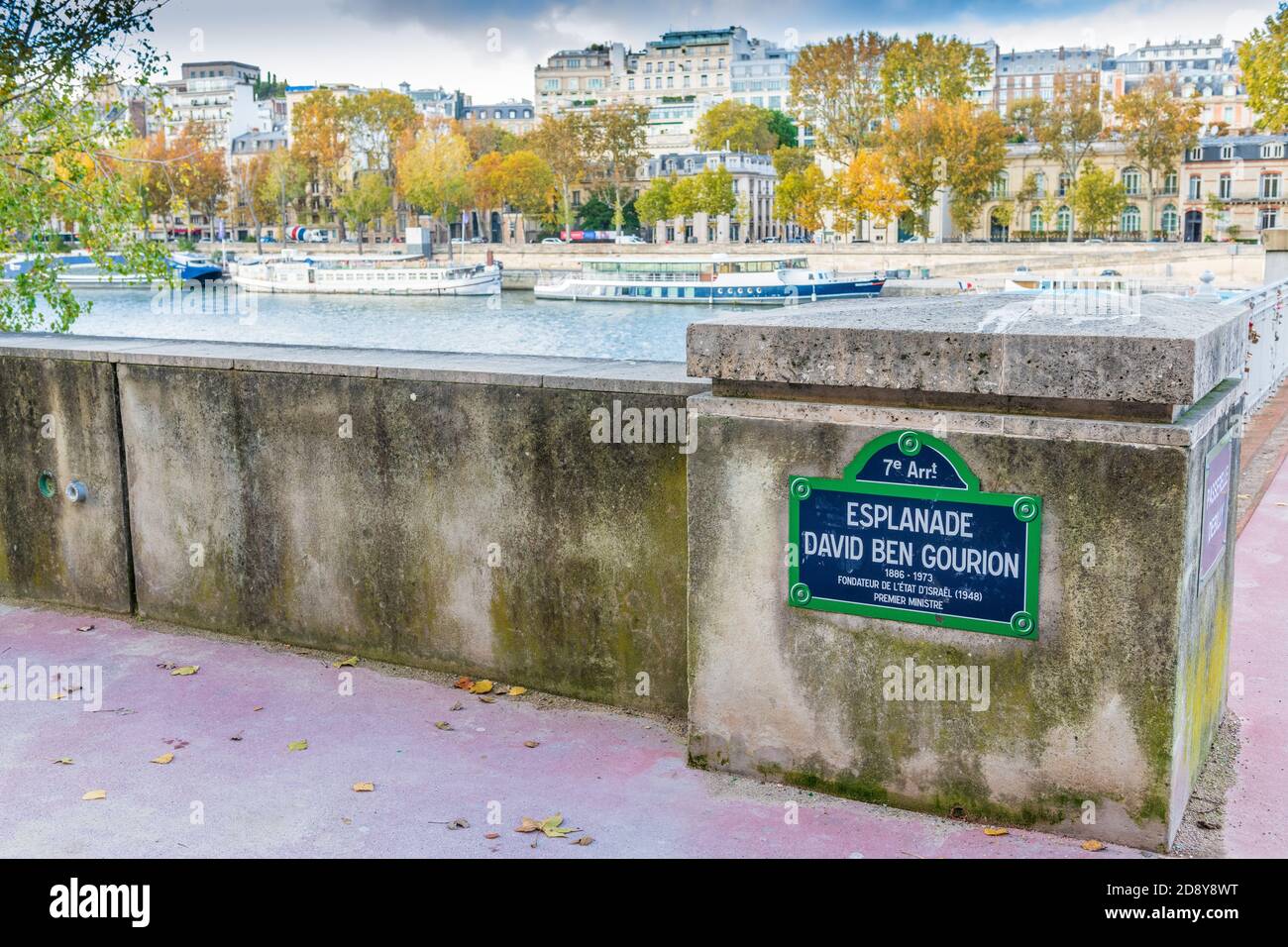 Parigi, Francia - 26 ottobre 2020 : Esplanade ben Gourion lungo la Senna a Parigi, Francia Foto Stock