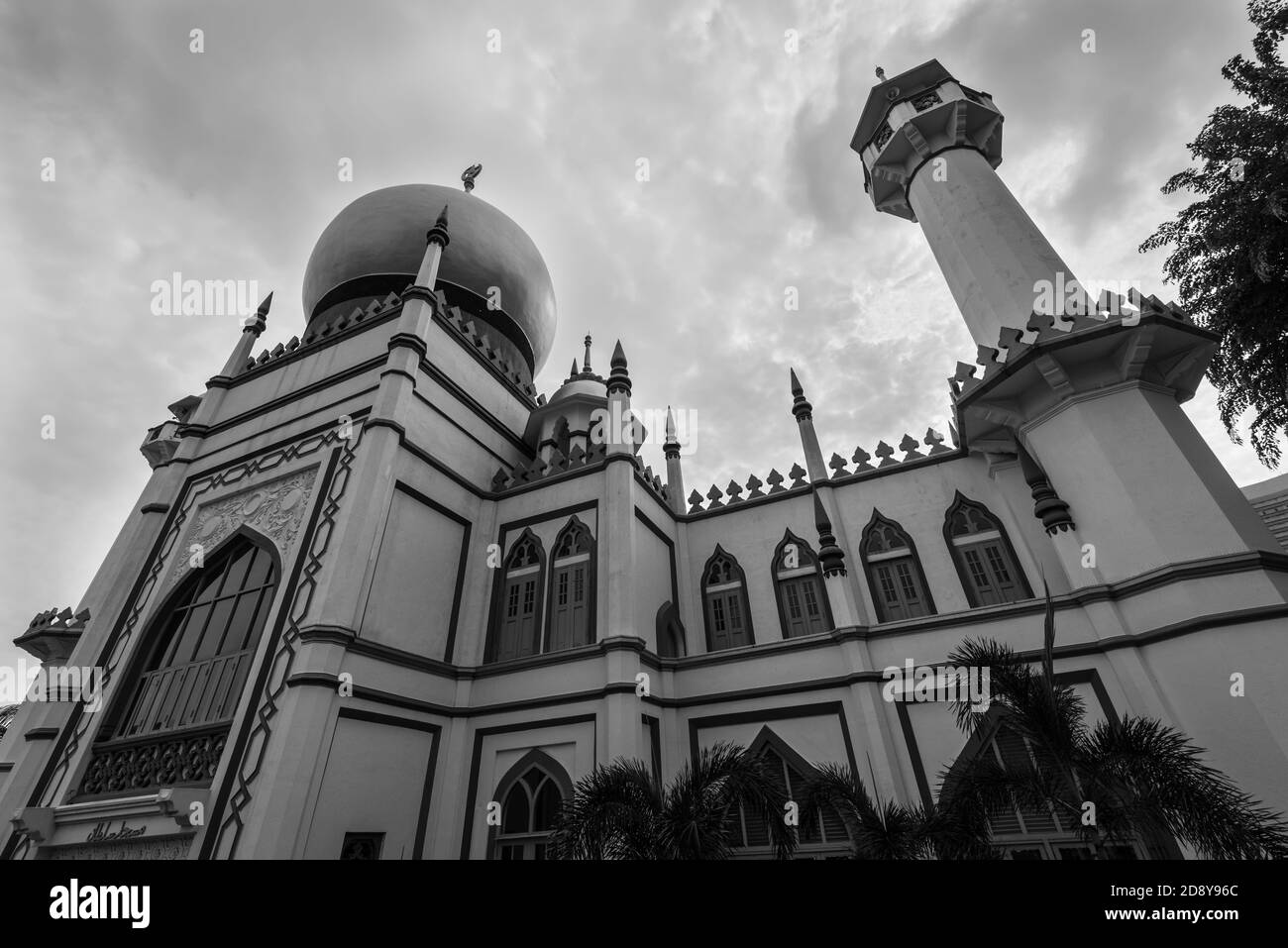 Singapore - 4 dicembre 2019: Una vista grandangolare dal basso sulla Moschea del Sultano a Singapore. Foto in bianco e nero in stile retrò. Foto Stock