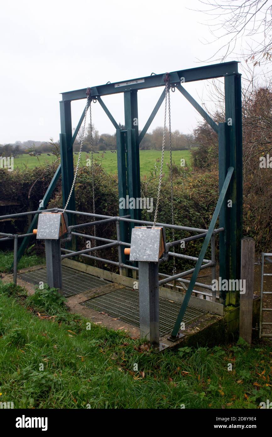 Sluice gate sul fiume Arun, Arundel, West Sussex, Inghilterra, Regno Unito Foto Stock