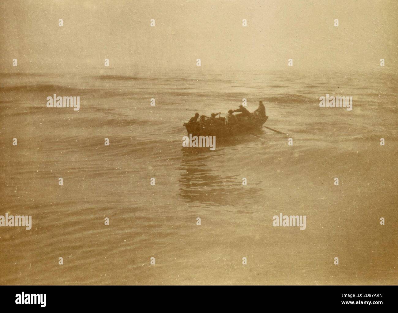 Uomini in barca a remi, Fiumicino, Italia 1910 Foto Stock