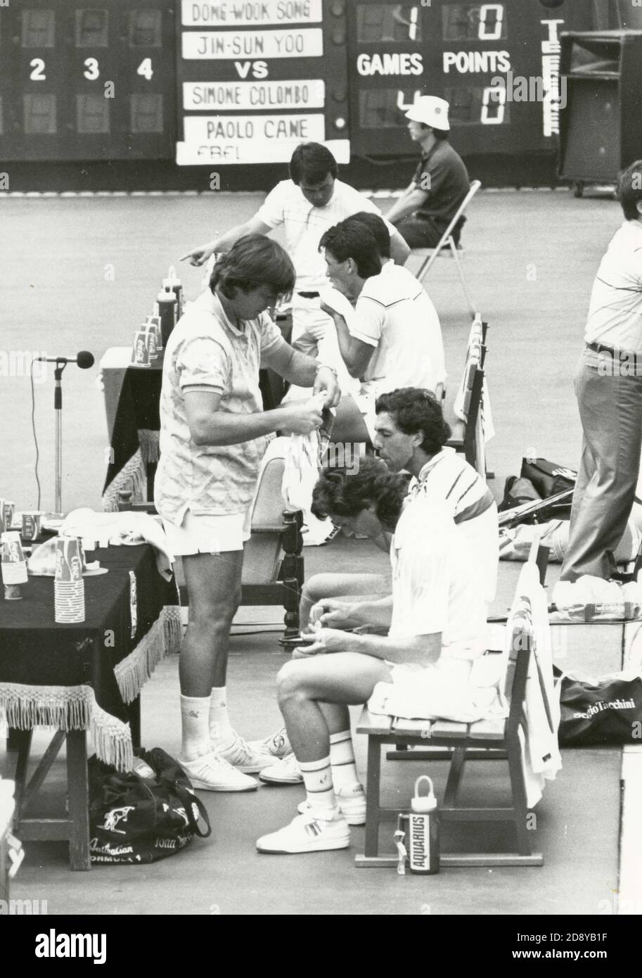 Il team italiano Simone Colombo e Paolo Canè e il team coreano Dong-wook Song e Jin-Sung Yoo al playoff della Coppa Davis, Seul, Corea 1987 Foto Stock