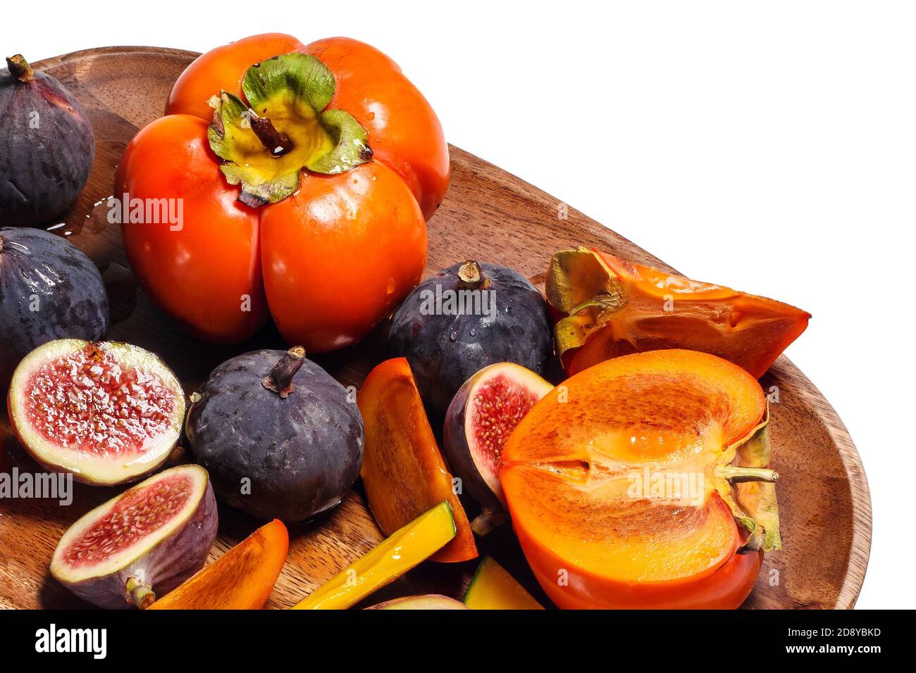 Persimmon e fichi su un vassoio di legno vista dall'alto isolato su sfondo bianco Foto Stock