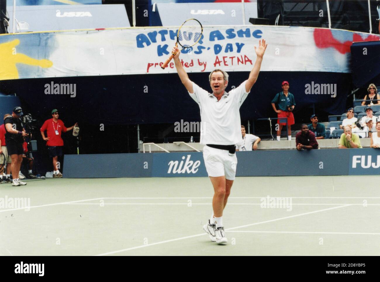 Il tennista americano John McEnroe vince Andre Agassi alla giornata dei bambini Arthur Ashe, 1999 Foto Stock
