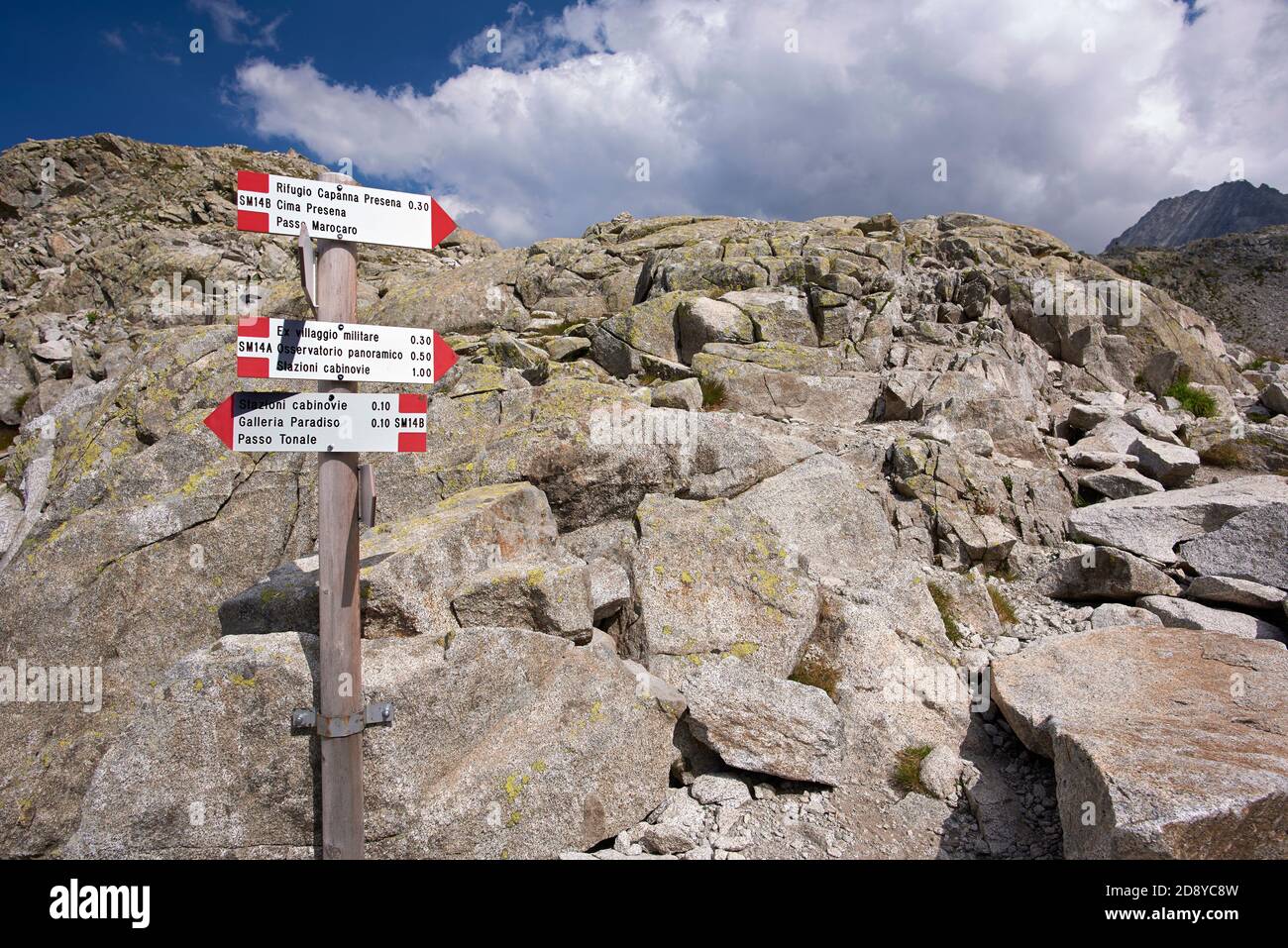 Passo del Tonale (Bs), Italia, indicazione dei sentieri nel torrente Passo Paradiso sul ghiacciaio Presena nel gruppo del Monte Adamello Foto Stock