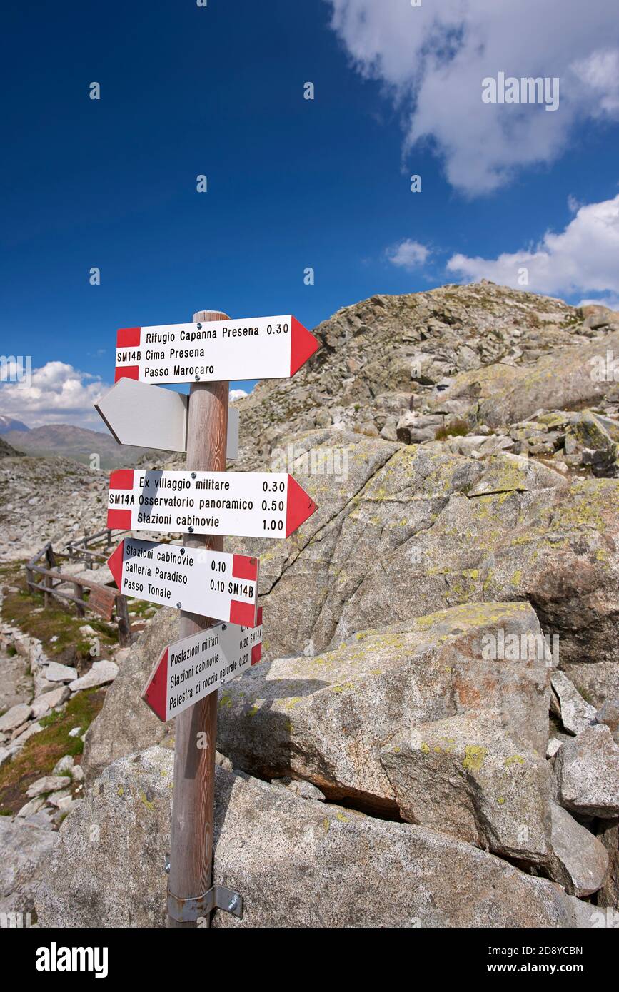 Passo del Tonale (Bs), Italia, indicazione dei sentieri nel torrente Passo Paradiso sul ghiacciaio Presena nel gruppo del Monte Adamello Foto Stock