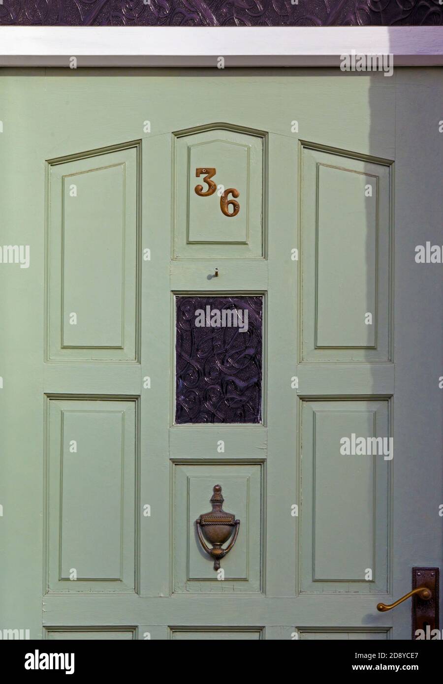 Dettaglio porta anteriore, Casa numero 36, Greenside, Kendal, Cumbria, Inghilterra, Regno Unito, Europa. Foto Stock