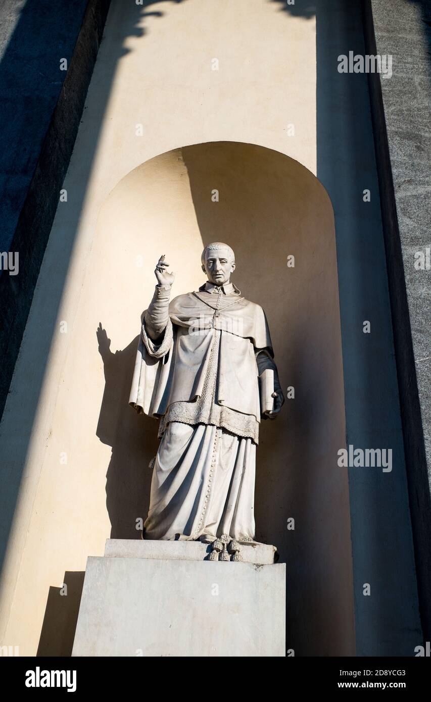 Statua dell'arcivescovo San Carlo Borromeo ( San Carlone ), che celebra il ritorno del re dopo la sconfitta di Napoleone. Torino, Italia. Foto Stock