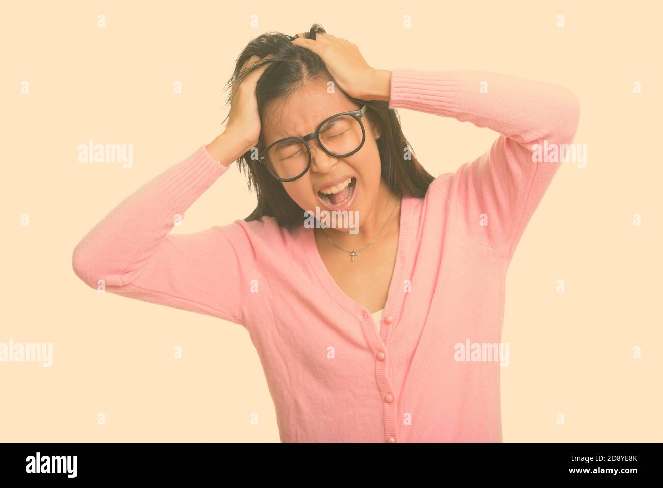 Ritratto di giovane donna nerd asiatica stressata che guarda arrabbiato Foto Stock