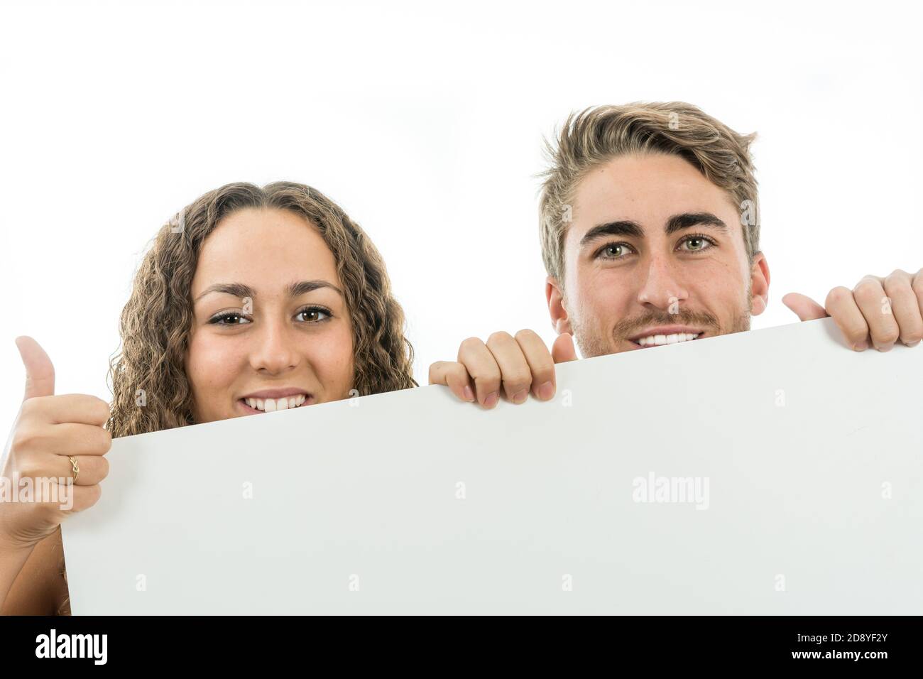 Felice coppia con un display vuoto per aggiungere testo Foto Stock