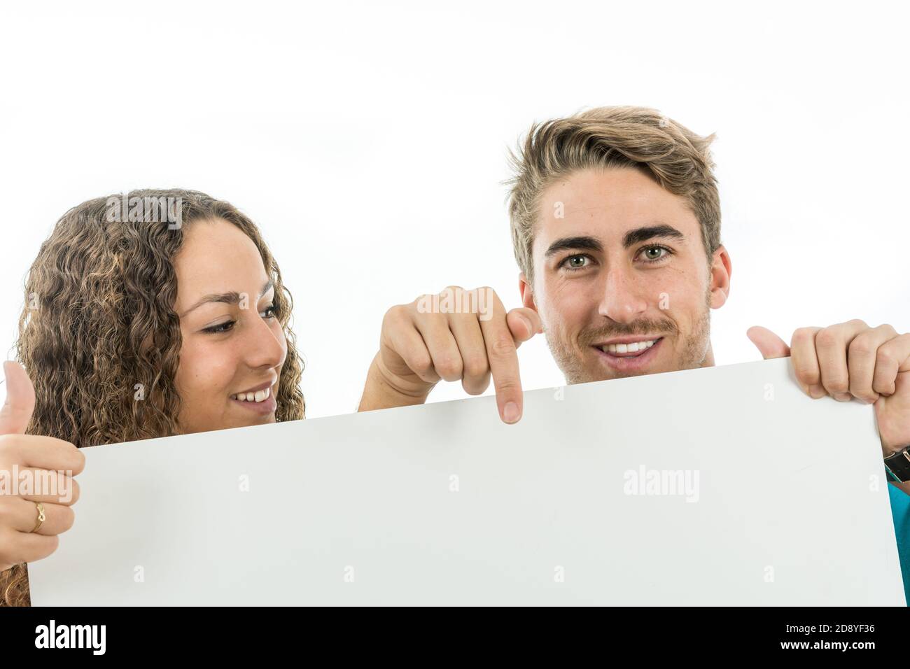 Felice coppia con un display vuoto per aggiungere testo Foto Stock