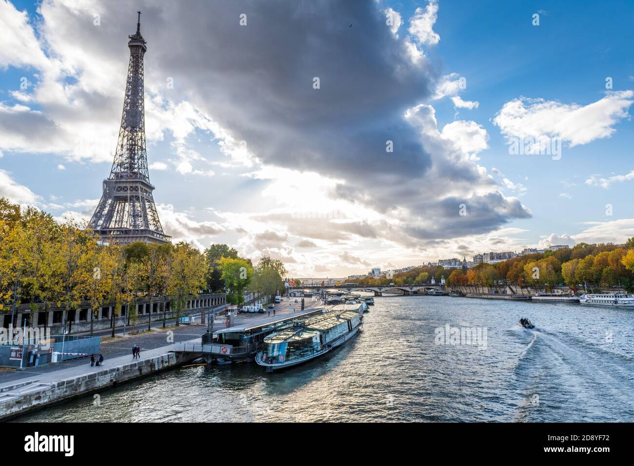 Parigi, Francia - 26 ottobre 2020 : Vista sulla Torre Eiffel con la senna, Parigi, Francia Foto Stock
