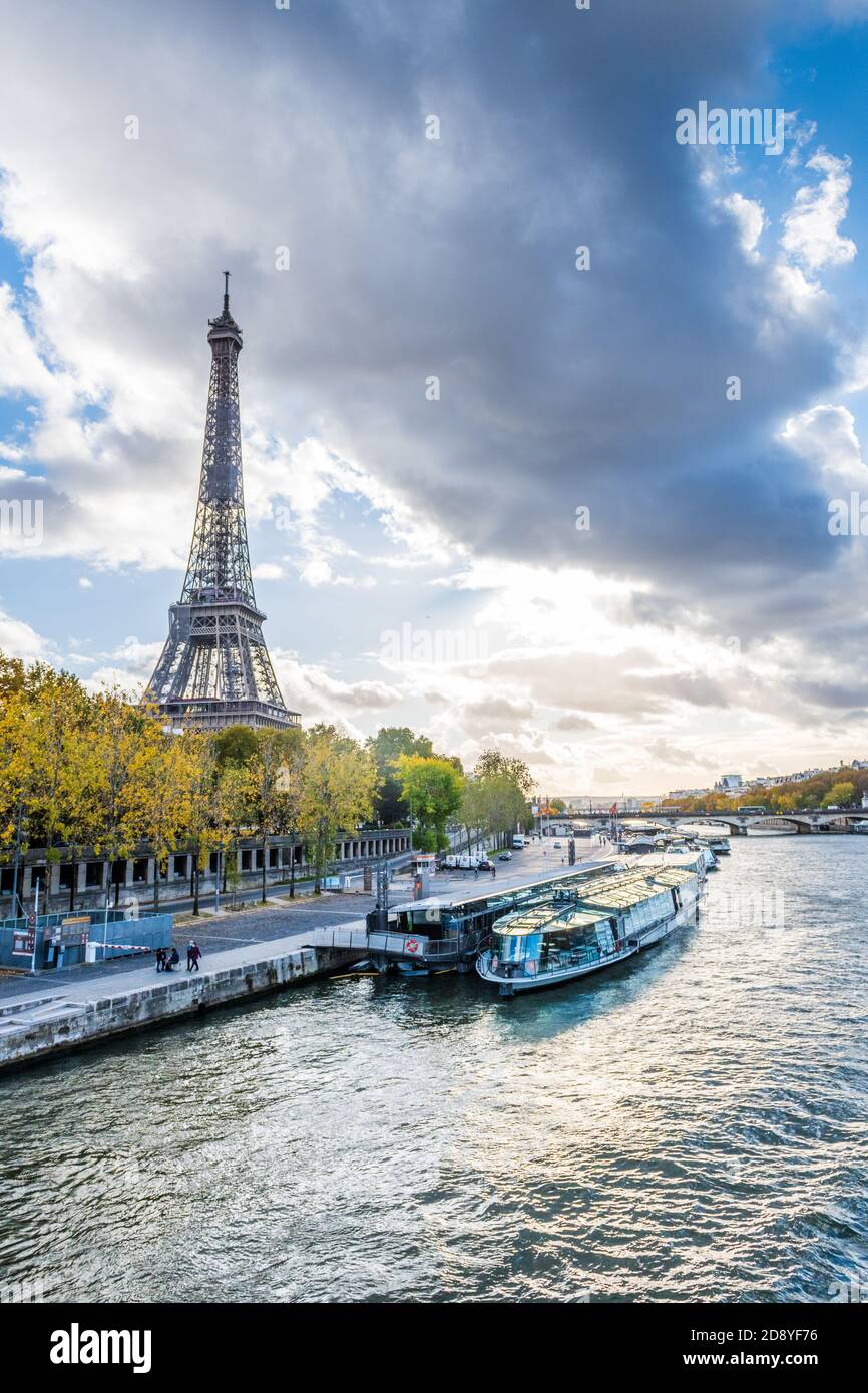 Parigi, Francia - 26 ottobre 2020 : Vista sulla Torre Eiffel con la senna, Parigi, Francia Foto Stock