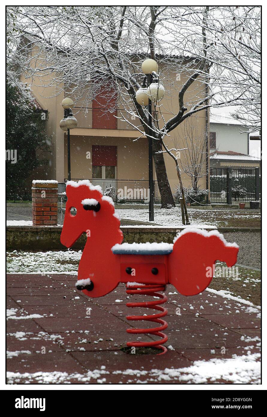 un'area per bambini in un parco pubblico durung a. nevicata Foto Stock