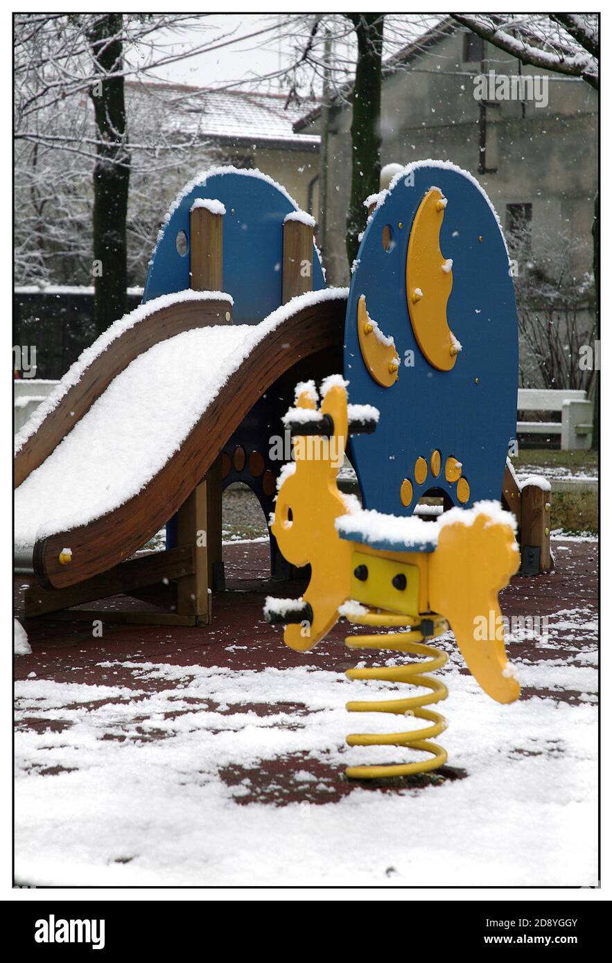 un'area per bambini in un parco pubblico durung a. nevicata Foto Stock