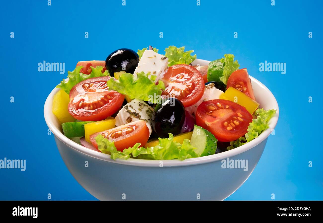 Insalata di verdure fresche, insalata greca di cucina mediterranea Foto Stock