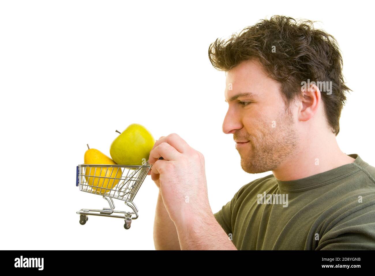 Il giovane spinge un piccolo carrello con frutta Foto Stock