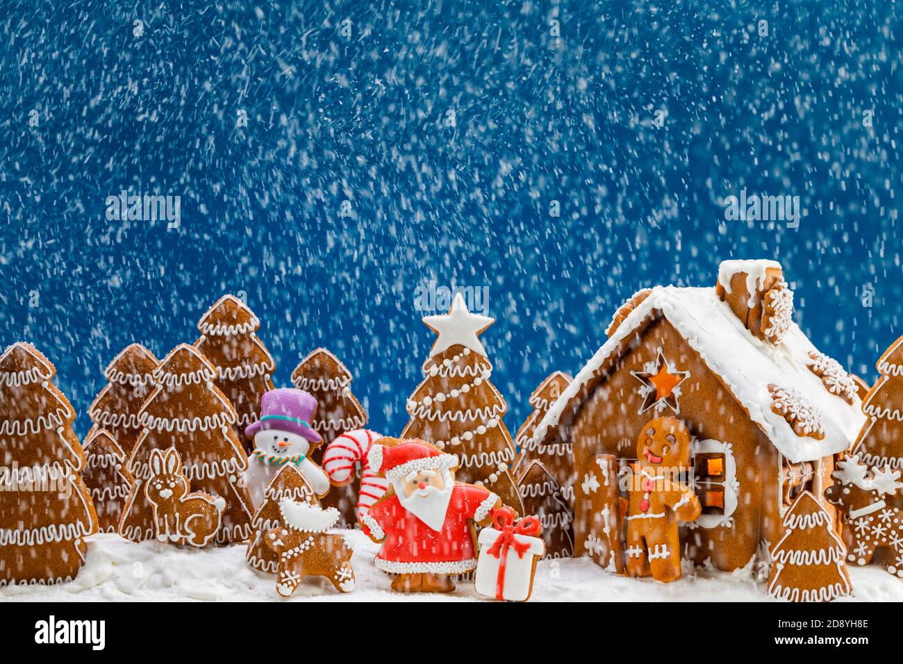 Pan di zenzero casa abete natale alberi Babbo Natale e biscotti regalo concetto di festa invernale Foto Stock