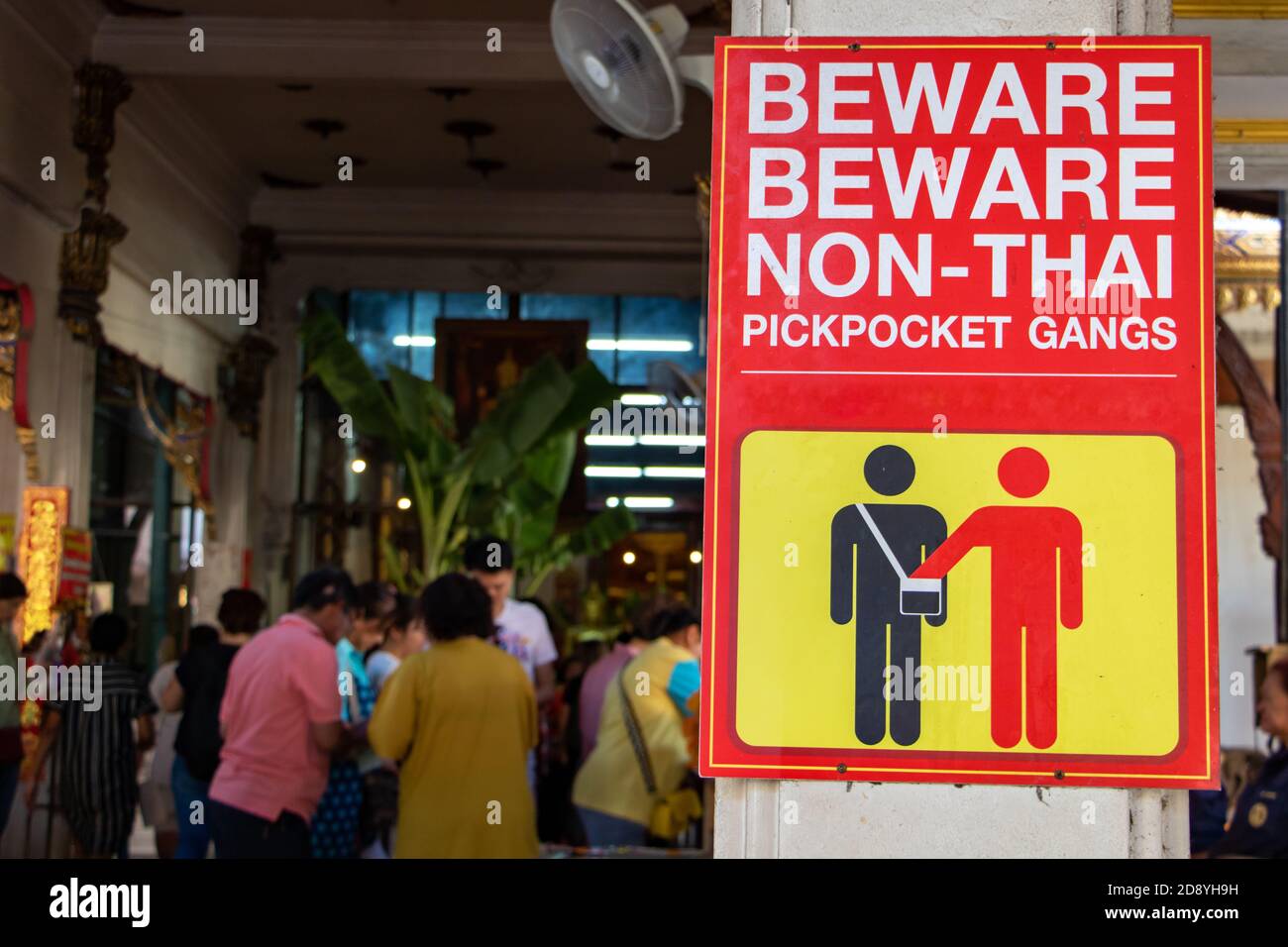 Un segno avverte di una banda di ladri di strada e pickPocket, un monastero buddista in Thailandia. Foto Stock