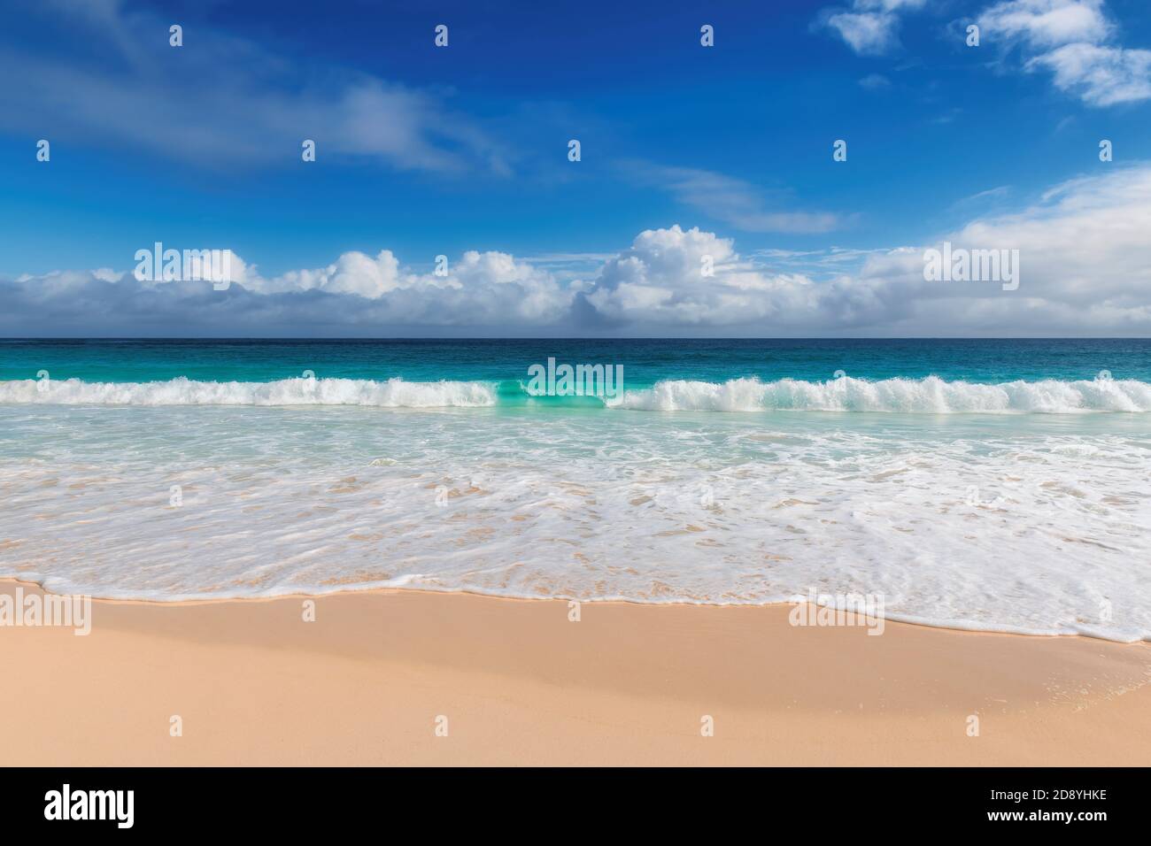 Spiaggia tropicale e mare turchese con sabbia calda in paradiso isola Foto Stock