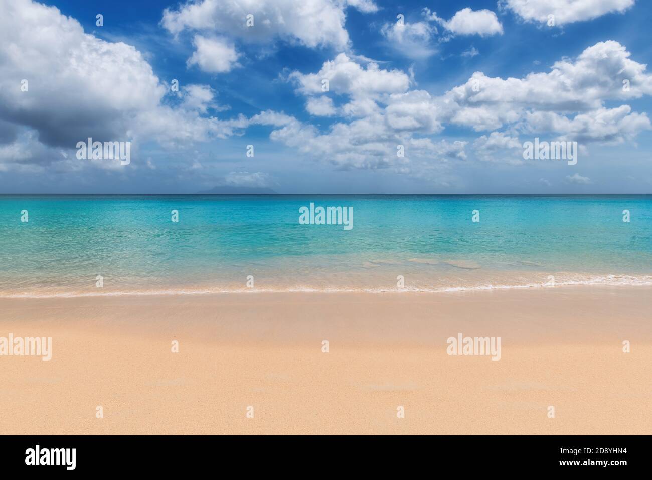 Spiaggia tropicale e mare turchese con sabbia calda in paradiso isola Foto Stock